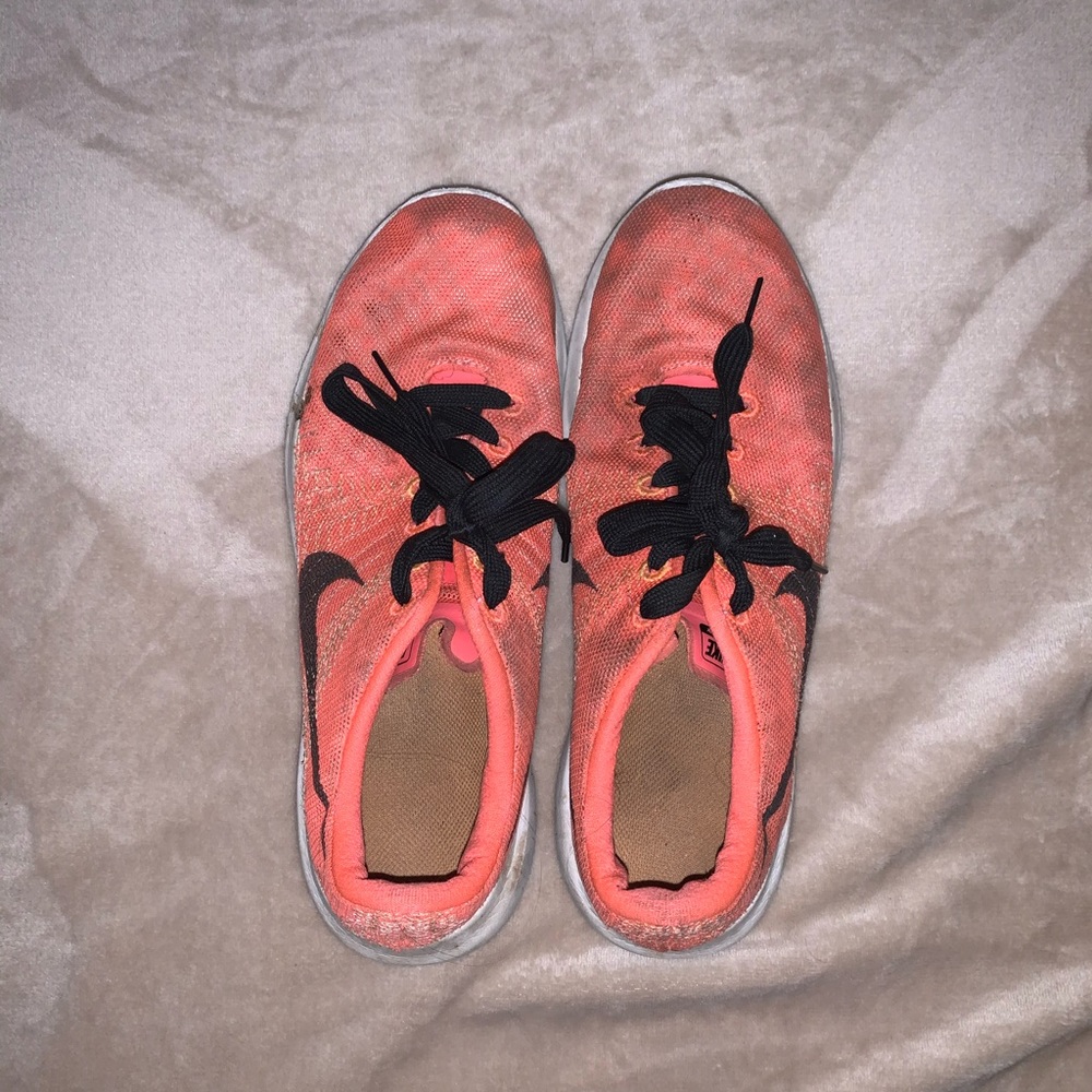 Size 9.5 women’s Nike’s